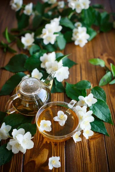 Té de jazmín en una olla de vidrio — Foto de Stock