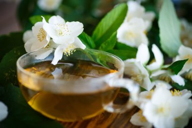 Bir cam kapta Yasemin çayı