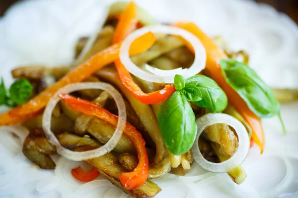 Теплый салат из жареного баклажана с перцем — стоковое фото