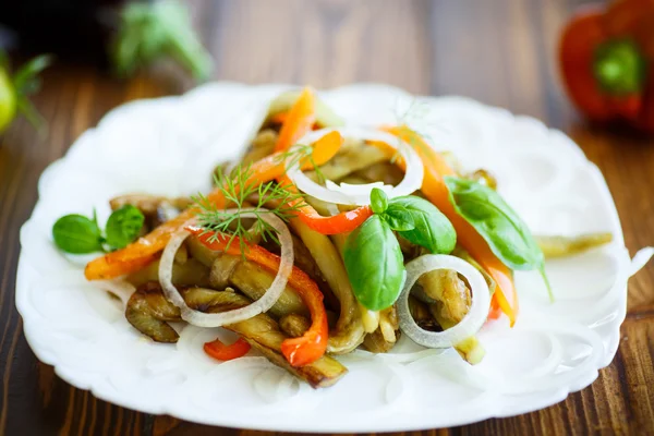 Ensalada caliente de berenjena asada con pimientos — Foto de Stock