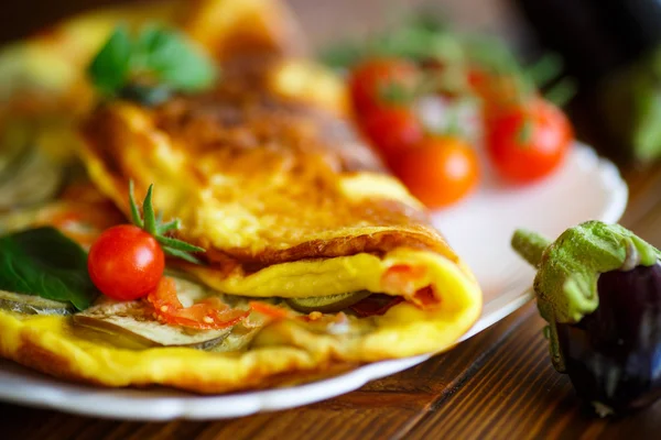 Fried omelet with eggplant and tomatoes — Stock Photo, Image