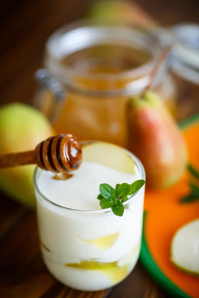 Sweet pears with yogurt and honey — Stock Photo, Image