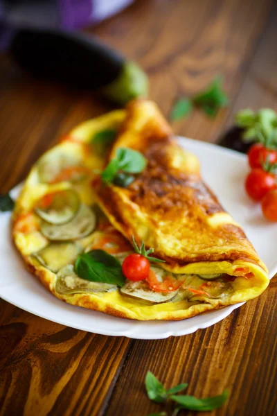 Omelete frito com berinjela e tomates — Fotografia de Stock