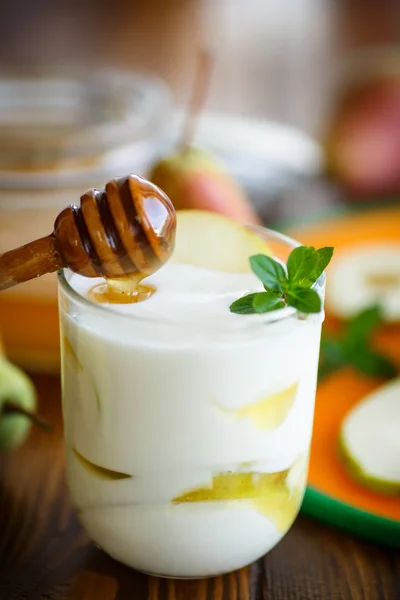 用酸奶和蜂蜜的甜梨 — 图库照片