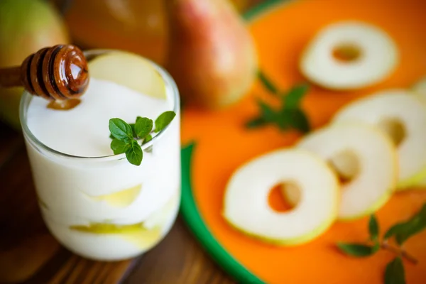 Süße Birnen mit Joghurt und Honig — Stockfoto
