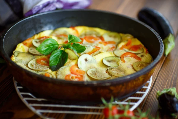 Fried omelet with eggplant and tomatoes — Stock Photo, Image