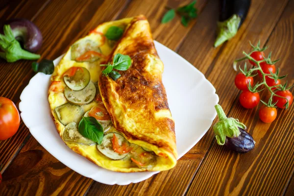 Fried omelet with eggplant and tomatoes — Stock Photo, Image