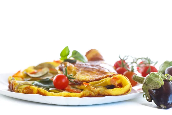 Gebakken omelet met aubergine en tomaten — Stockfoto