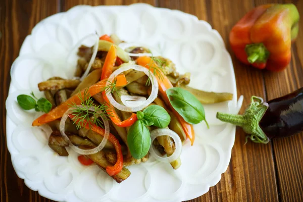 Közlenmiş Patlıcan biber ile sıcak salata — Stok fotoğraf