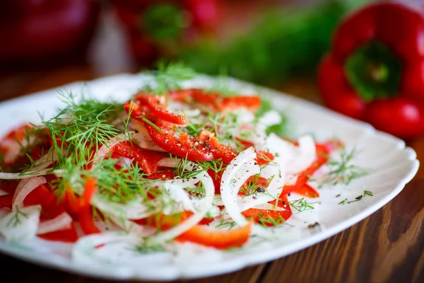 Salada com pimentas frescas e cebolas — Fotografia de Stock