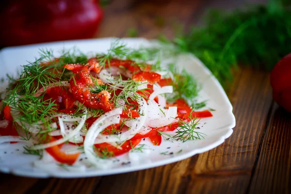 Salada com pimentas frescas e cebolas — Fotografia de Stock