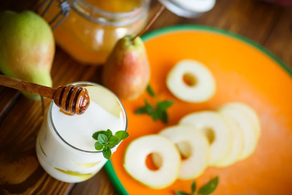 Сладкие груши с йогуртом и медом — стоковое фото