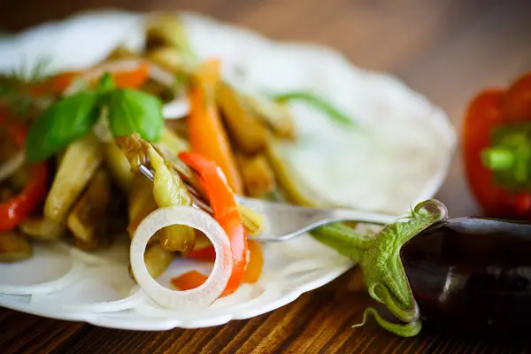 Ensalada caliente de berenjena asada con pimientos — Foto de Stock