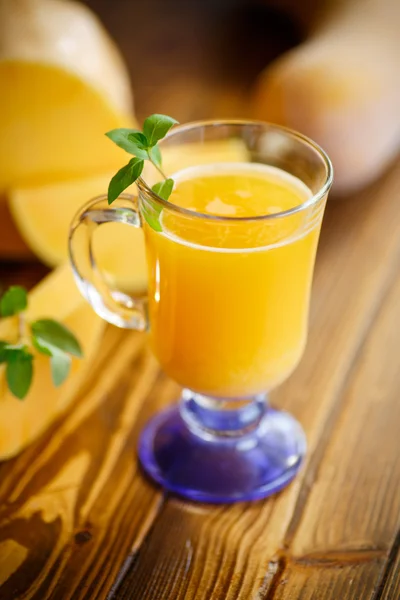 Jus de citrouille frais dans un verre — Photo