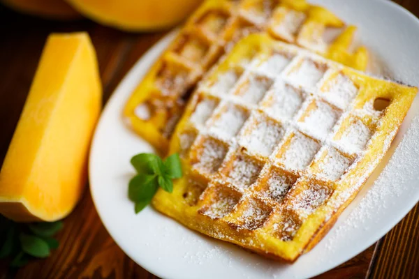 Gaufres de citrouille sucrées sur l'assiette — Photo