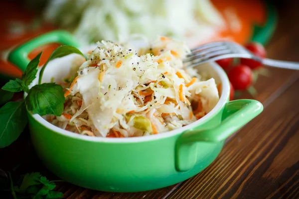 Sauerkraut mit Karotten in einer Schüssel — Stockfoto