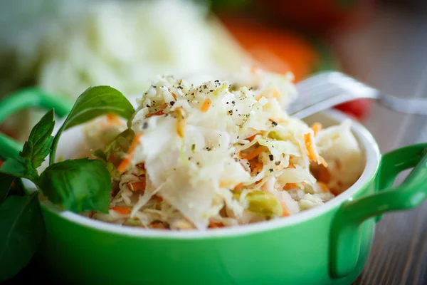 Sauerkraut con zanahorias en un tazón — Foto de Stock