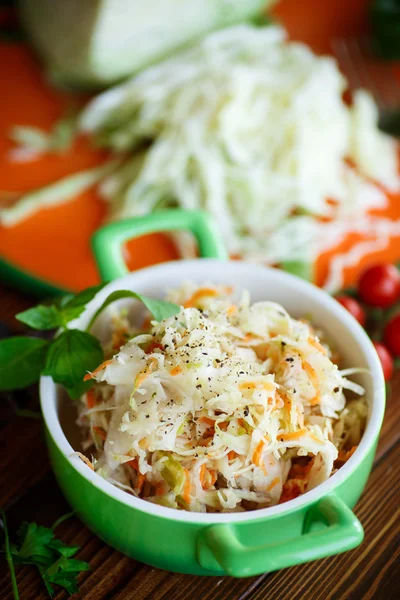 Sauerkraut con zanahorias en un tazón —  Fotos de Stock
