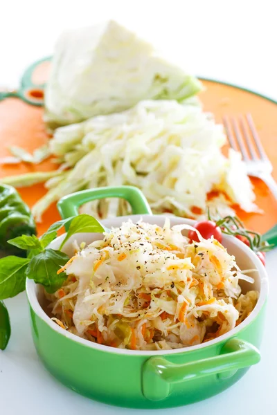 Sauerkraut con zanahorias en un tazón —  Fotos de Stock