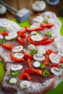 çiğ et baharatlar, sebze ve mantar ile