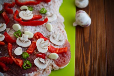 çiğ et baharatlar, sebze ve mantar ile