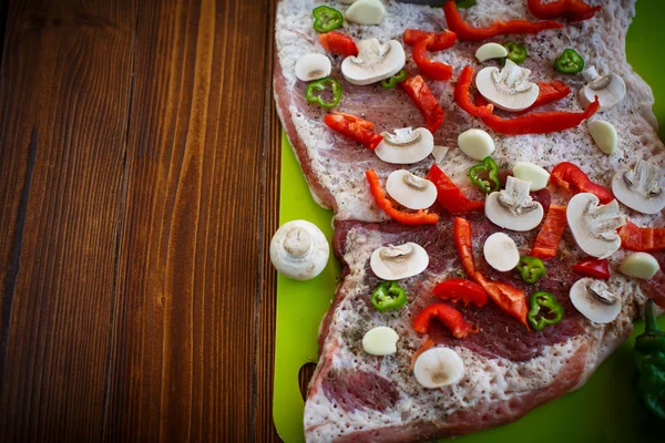 Rauw vlees met specerijen, groenten en champignons — Stockfoto