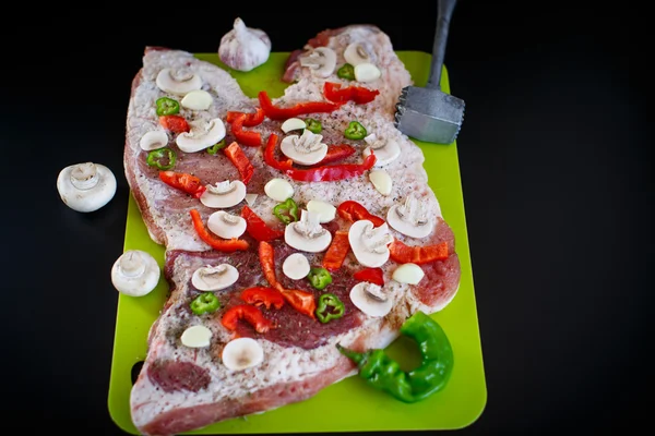 Çiğ et baharatlar, sebze ve mantar ile — Stok fotoğraf