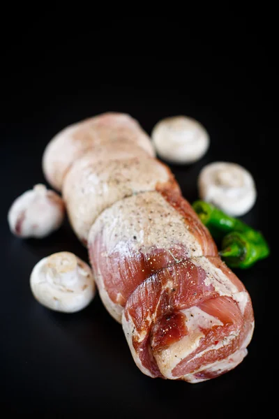 Сырое мясо со специями, овощами и грибами — стоковое фото