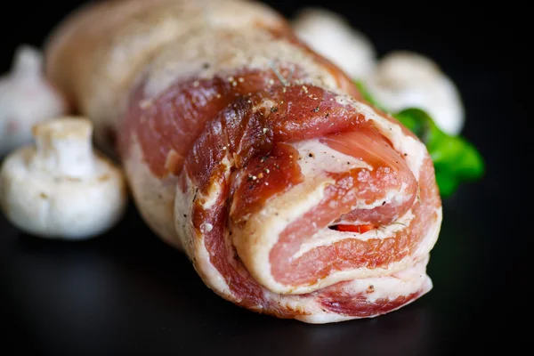 Carne crua com especiarias, legumes e cogumelos — Fotografia de Stock