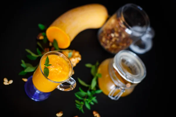 Pumpa smoothie med nötter och honung — Stockfoto