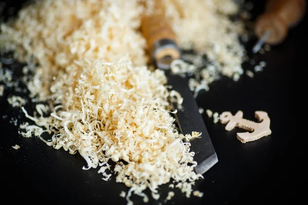 Strumenti per la lavorazione del legno. Scalpello con segatura  . — Foto Stock