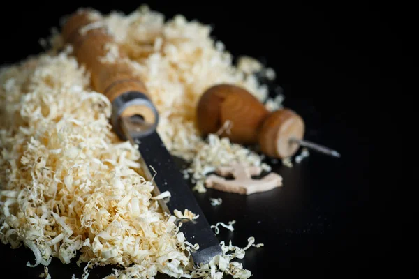 Strumenti per la lavorazione del legno. Scalpello con segatura  . — Foto Stock