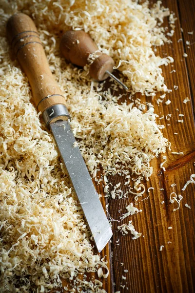 Strumenti per la lavorazione del legno. Scalpello con segatura  . — Foto Stock