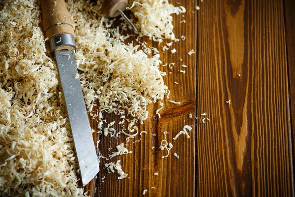 Strumenti per la lavorazione del legno. Scalpello con segatura  . — Foto Stock