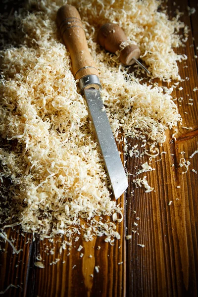 Strumenti per la lavorazione del legno. Scalpello con segatura  . — Foto Stock