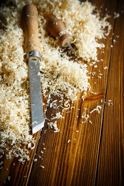 Strumenti per la lavorazione del legno. Scalpello con segatura  . — Foto Stock