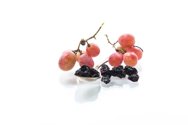 Dried natural organic raisins and fresh grapes — Stock Photo, Image