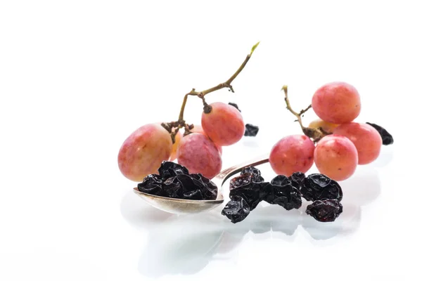 Passas biológicas naturais secas e uvas frescas — Fotografia de Stock