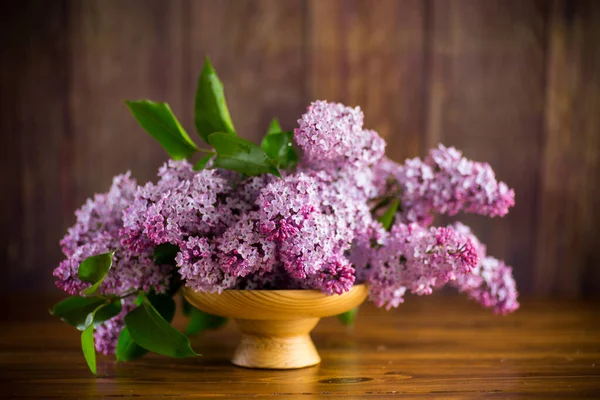 Buquê de belas flores de primavera de lilás na mesa — Fotografia de Stock