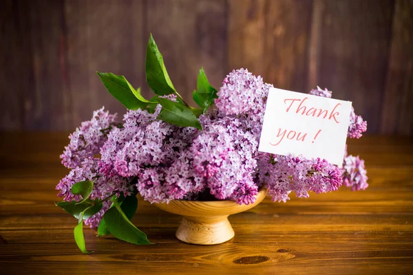 Ramo de hermosas flores de primavera de lila sobre la mesa —  Fotos de Stock