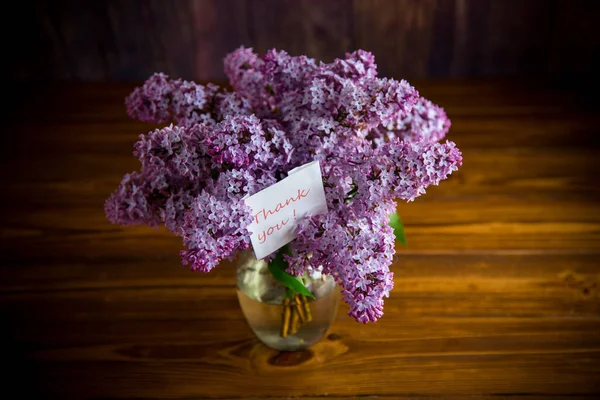 Strauß schöner Frühlingsblumen aus Flieder auf dem Tisch — Stockfoto