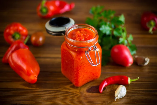 Świeży naturalny sos domowej roboty z papryki, pomidorów i innych warzyw — Zdjęcie stockowe