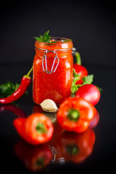 Salsa fresca fatta in casa naturale a base di peperoni, pomodori e altre verdure — Foto Stock