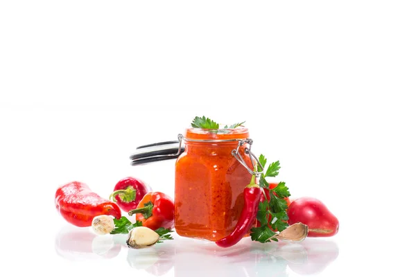Frische hausgemachte Sauce aus Paprika, Tomaten und anderem Gemüse — Stockfoto