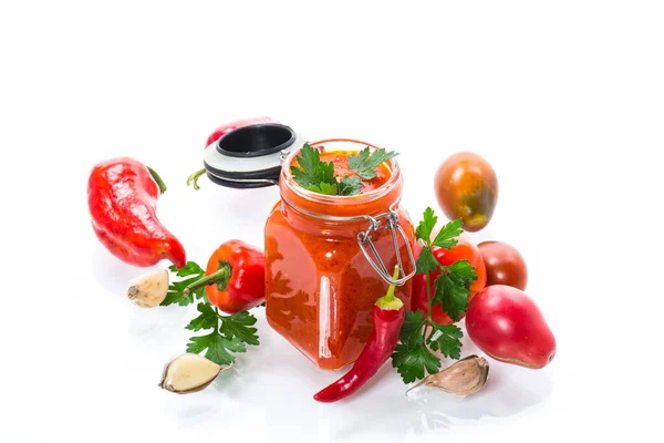 Frische hausgemachte Sauce aus Paprika, Tomaten und anderem Gemüse — Stockfoto