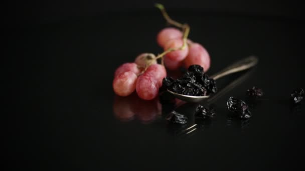 Dried natural organic raisins and fresh grapes — 비디오