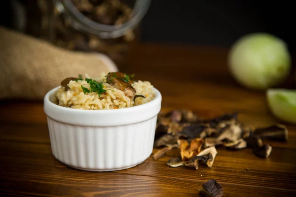 Arroz Cozido Com Cogumelos Florestais Secados Boliche Uma Mesa Madeira — Fotografia de Stock