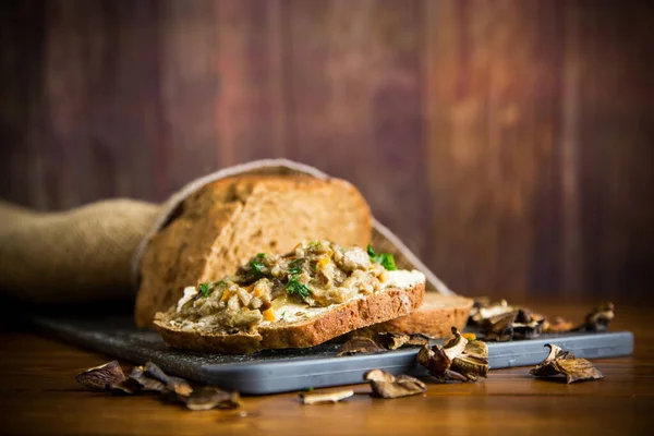 Home cooked natural mushroom caviar from forest dried mushrooms on a wooden table — Stock Image Home Cooked Natural Mushroom Caviar Forest Dried Mushrooms Wooden Table Stock Photo