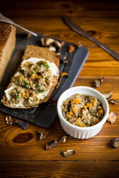 Home cooked natural mushroom caviar from forest dried mushrooms on a wooden table — Stock Image Home Cooked Natural Mushroom Caviar Forest Dried Mushrooms Wooden Table Stock Picture