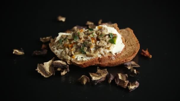 Caviar de champignons naturels cuits à la maison à partir de champignons de forêt séchés — Video